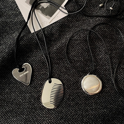 新款黑绳子不锈钢小梳子长款项链字母爱心拉丝白色圆形小众项链女