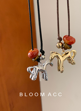 雕花金属小马项链女高级感2026马年吊坠大气秋冬木珠串珠毛衣链