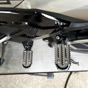 适用24-26款升仕368G后脚踏板加宽齿状防滑脚踏脚蹬改装配件