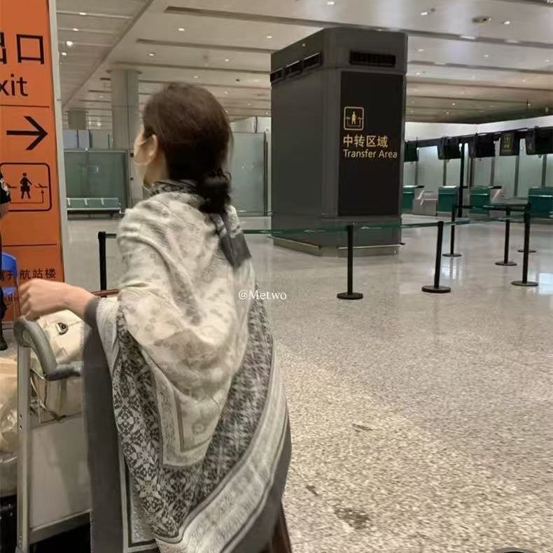地铁空调披肩旅游丝巾图