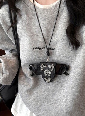 挂脖眼镜夹甜酷辣妹风黑色皮革磁吸眼镜夹项链女便携式出游墨镜挂