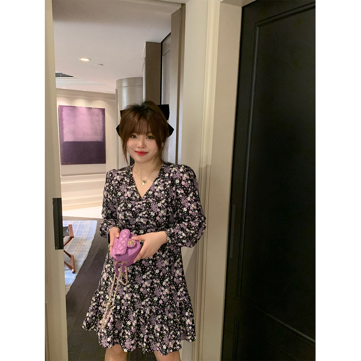 荷宝娜微胖定制 胖mm紫色V领长袖收腰碎花连衣裙女秋大码百褶裙