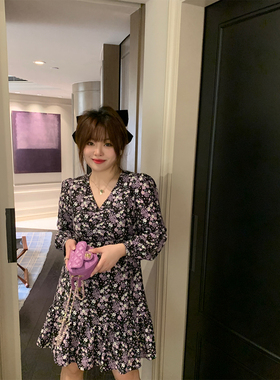 荷宝娜微胖定制 胖mm紫色V领长袖收腰碎花连衣裙女秋大码百褶裙