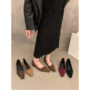 香港粗跟红色绒面单鞋女鞋子2025新款冬季百搭方头浅口通勤晚晚鞋