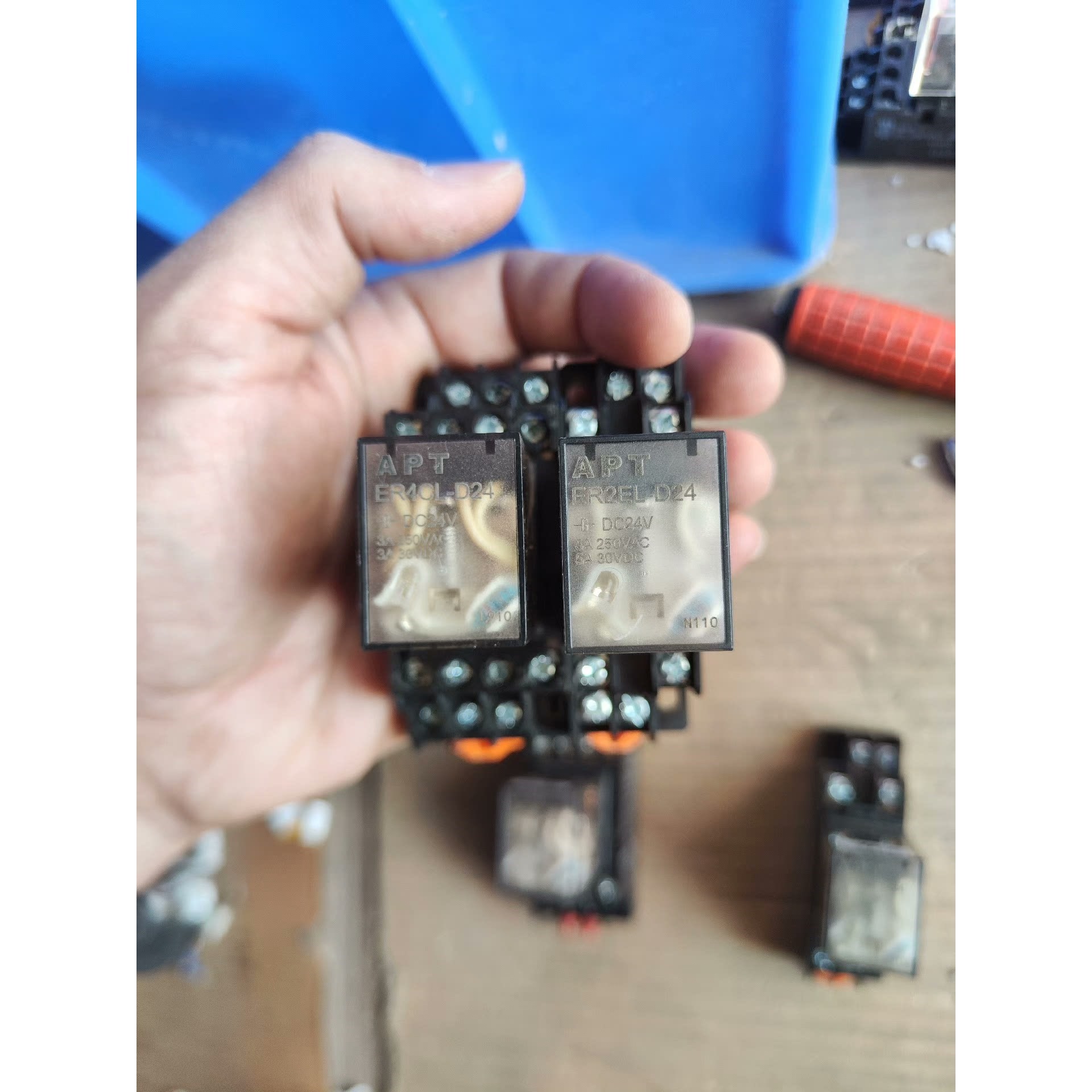 99新APT小型继电器ER4CL-D24 带灯直流DC