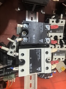 佳乐固态继电器RS1A40D40,拆机带底座如图成色新40A