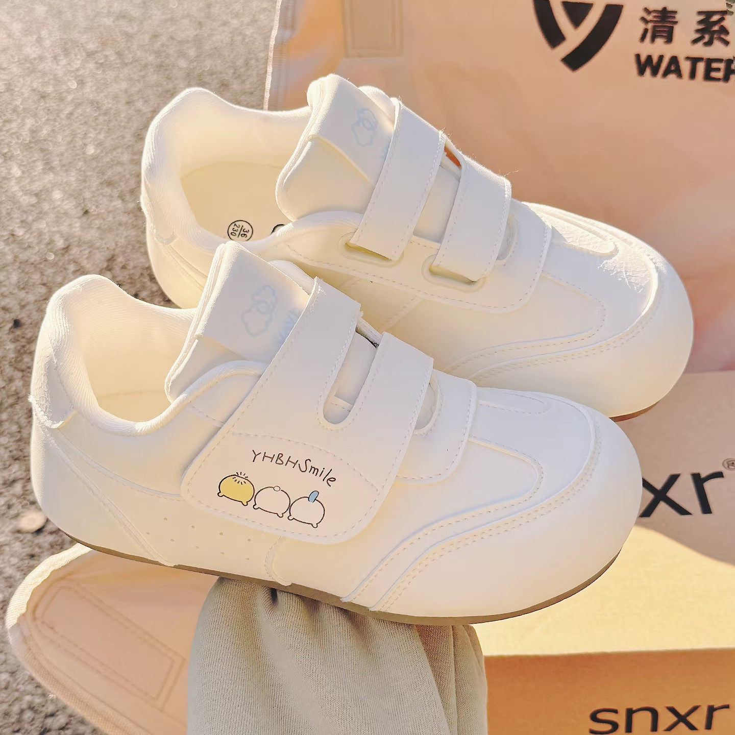 英国DHWA魔术贴小白鞋女2026春秋新款配裙子的面包鞋德训鞋休闲鞋