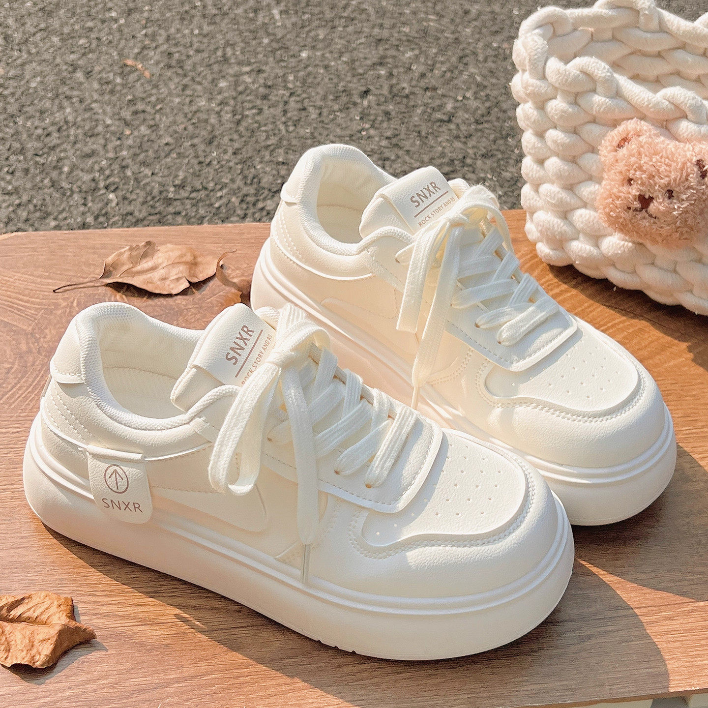 英国DHWA小白鞋女2026春秋款厚底面包鞋配阔腿裤休闲时尚运动板鞋