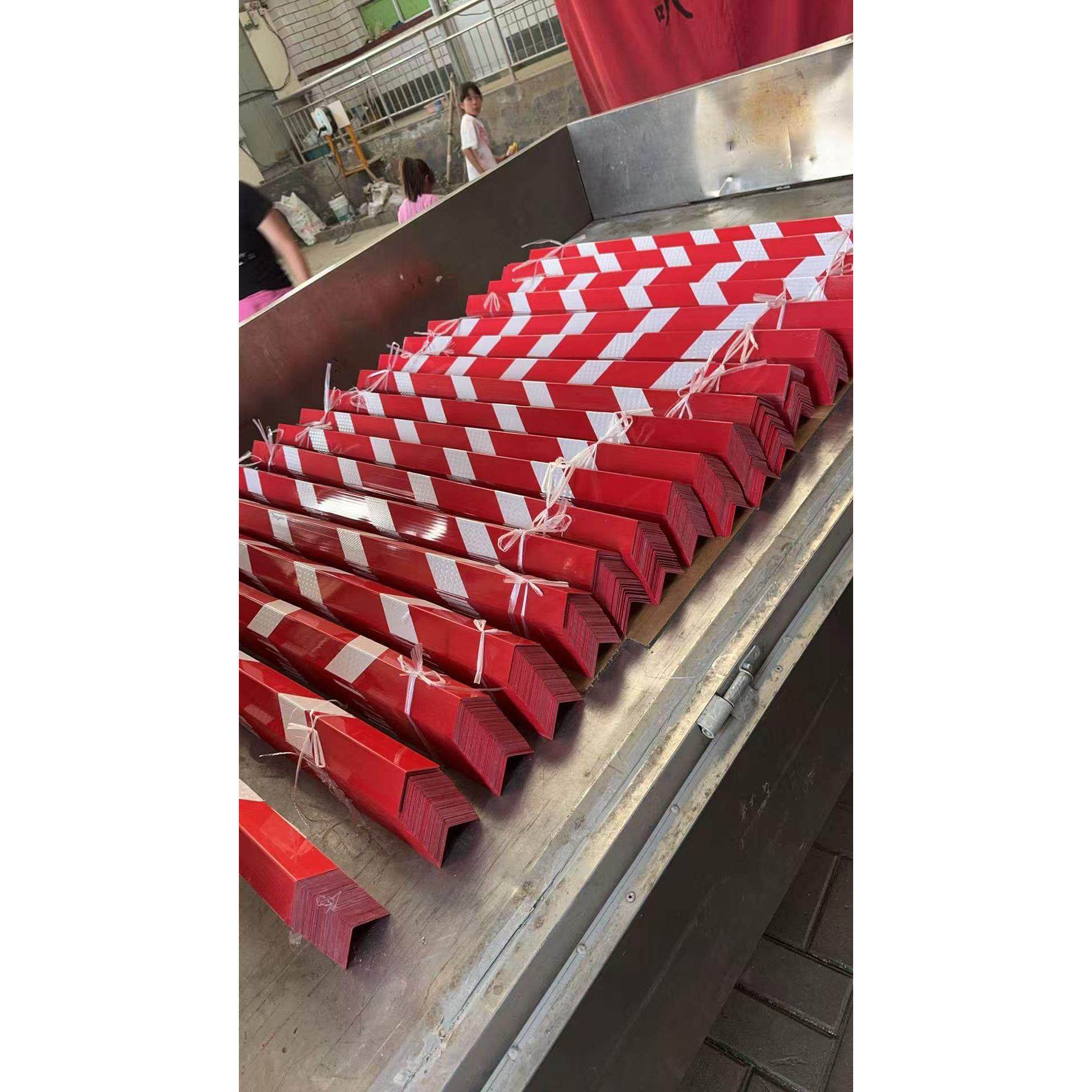 防撞条pvc塑料红白护角条三角警示反光条车库墙角保护条