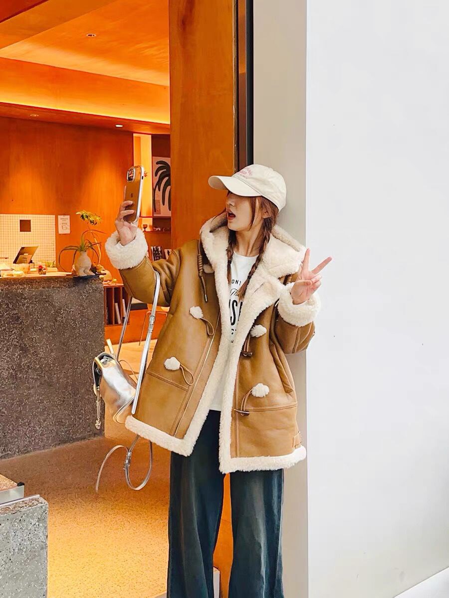 美利奴2025冬新款皮毛一体外套女连帽牛角扣真皮羊羔毛机车皮草潮