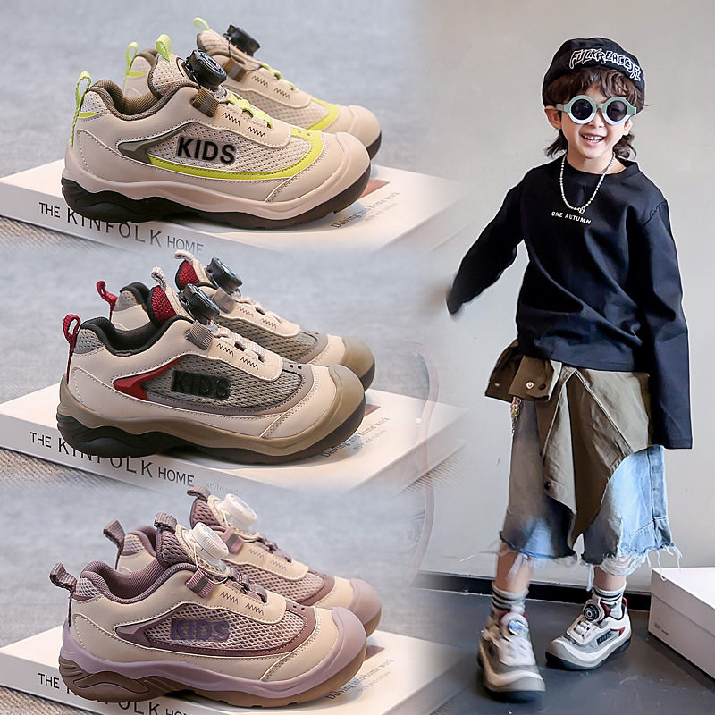 2025年春秋款男女童跑步鞋经典字母图案包头防踢款旋转纽扣运动鞋