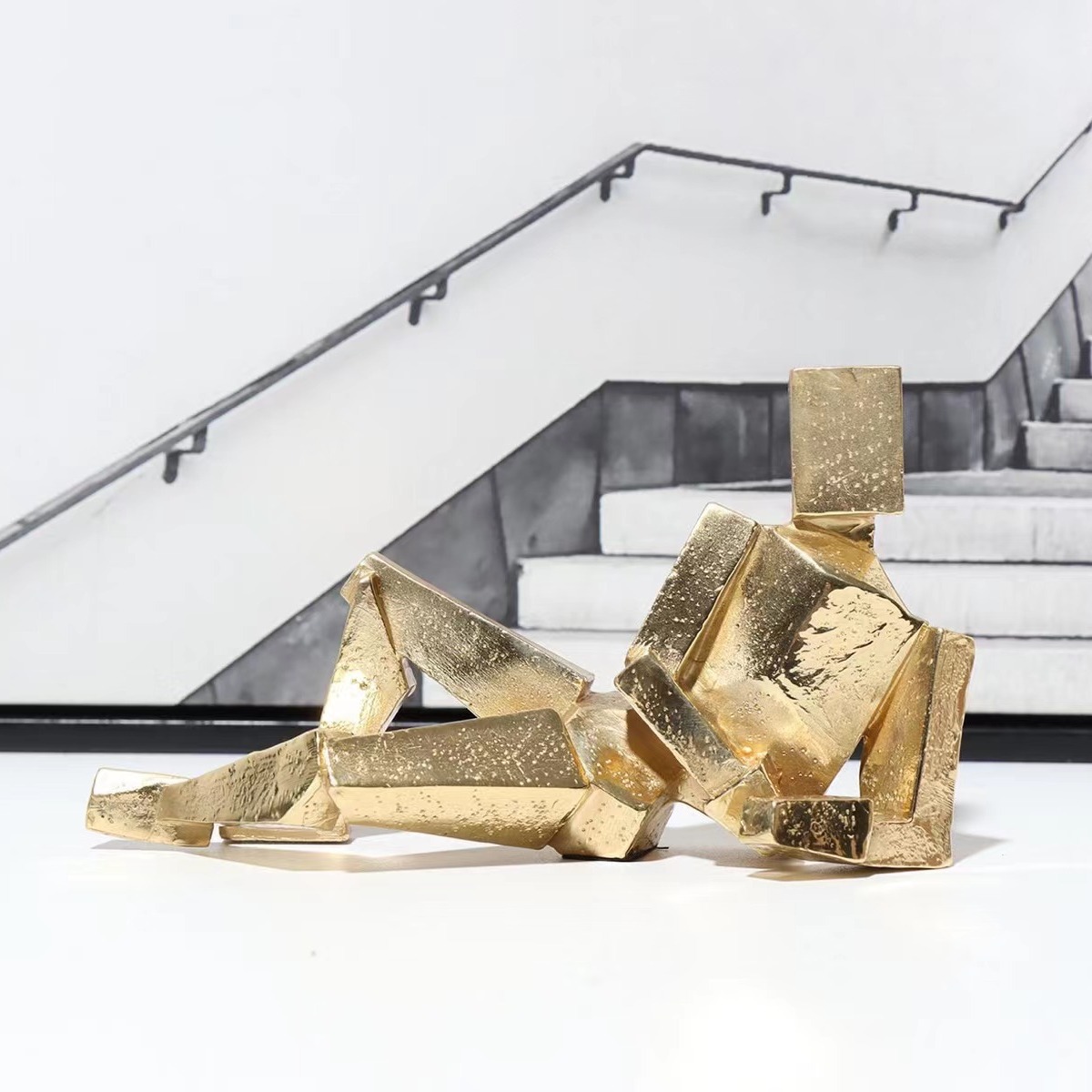 现代简约创意烤漆金色小人样板间酒店会所金属摆件装饰品