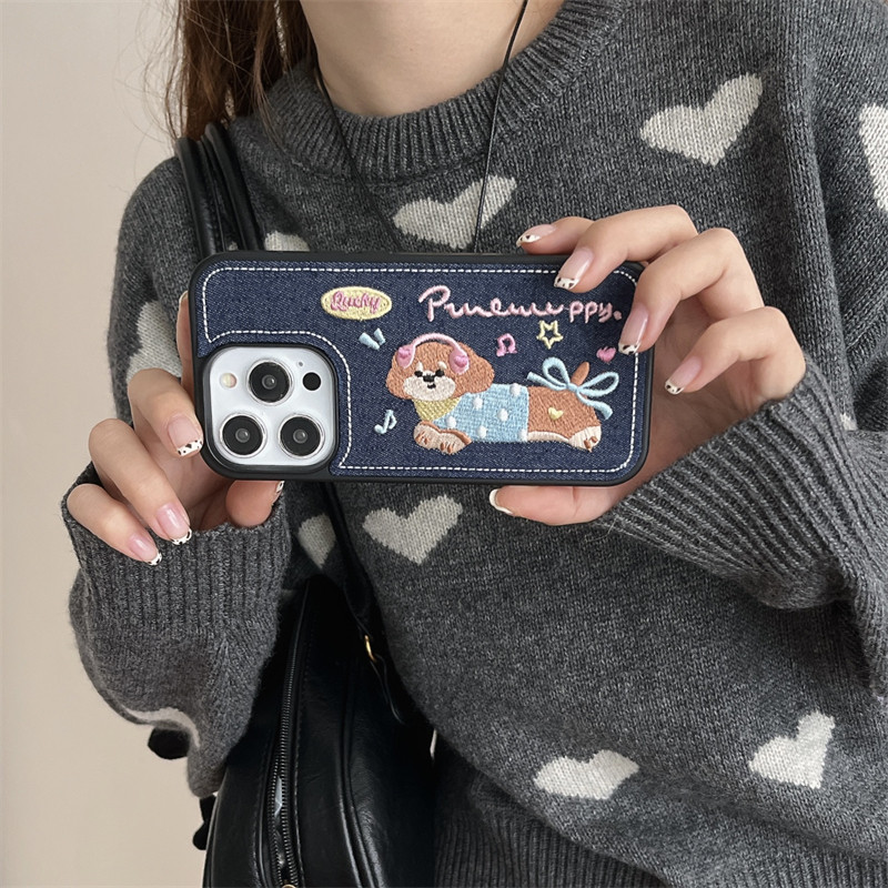 日韩ins小众高级感牛仔布刺绣英文耳机小狗手链挂绳16promax适用iphone15苹果13pro黑边亚克力14手机壳女12