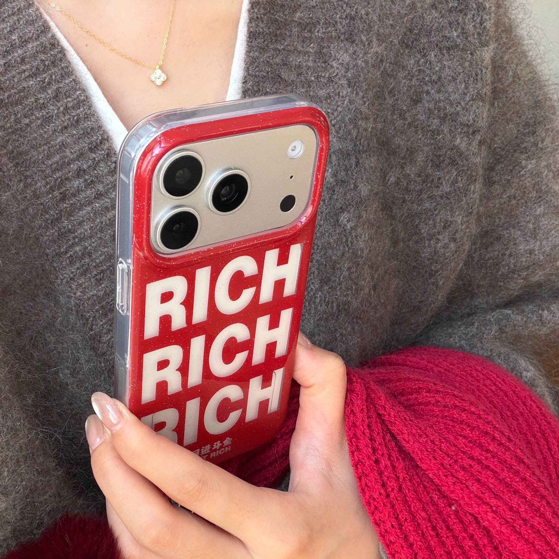 新年ins小众英文RICH日进斗金红色毛球铃铛17promax适用iphone16pro双层细闪15手机壳苹果14硬壳13防摔少女心,3C数码配件,手机保护套/壳,淘宝优惠券,粉丝福利购,淘宝优惠卷