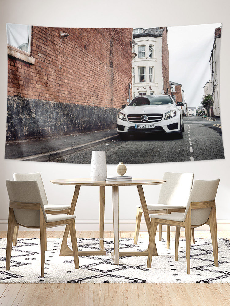 메르세데스-벤츠 AMG GLA 클래스 45 도시 오프로드 차량 SUV 주변 벽 천 장식 배경 천 포스터 교수형 천 태피스트리