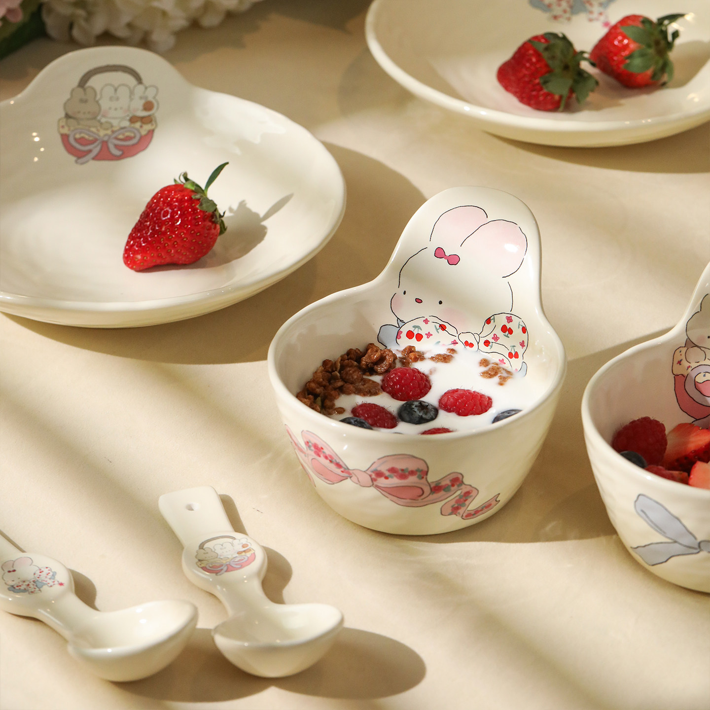 蓝莲花陶瓷碗漂亮儿童高颜值可爱兔子餐具小碗手柄米饭碗手把面碗