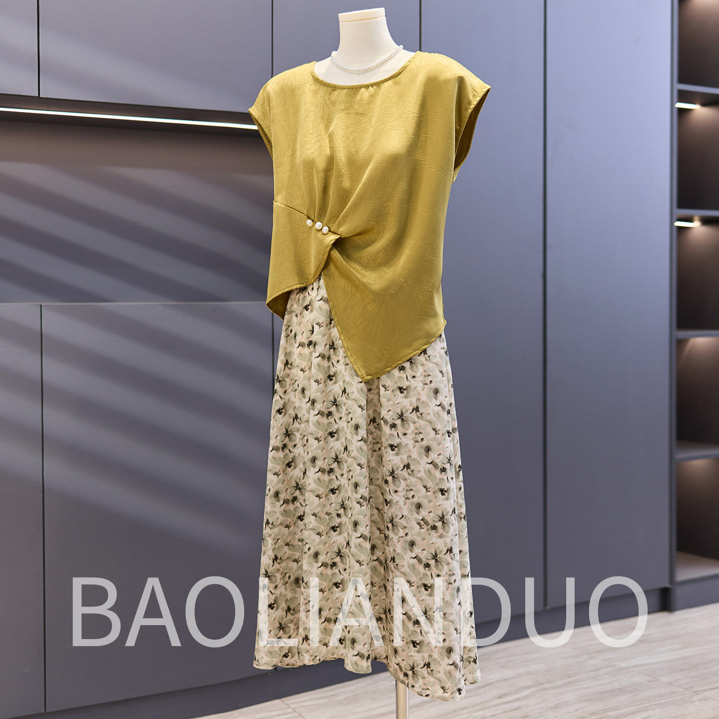 洋派妈妈不规则雪纺上衣服中年女装夏装新款中老年碎花半身裙套装