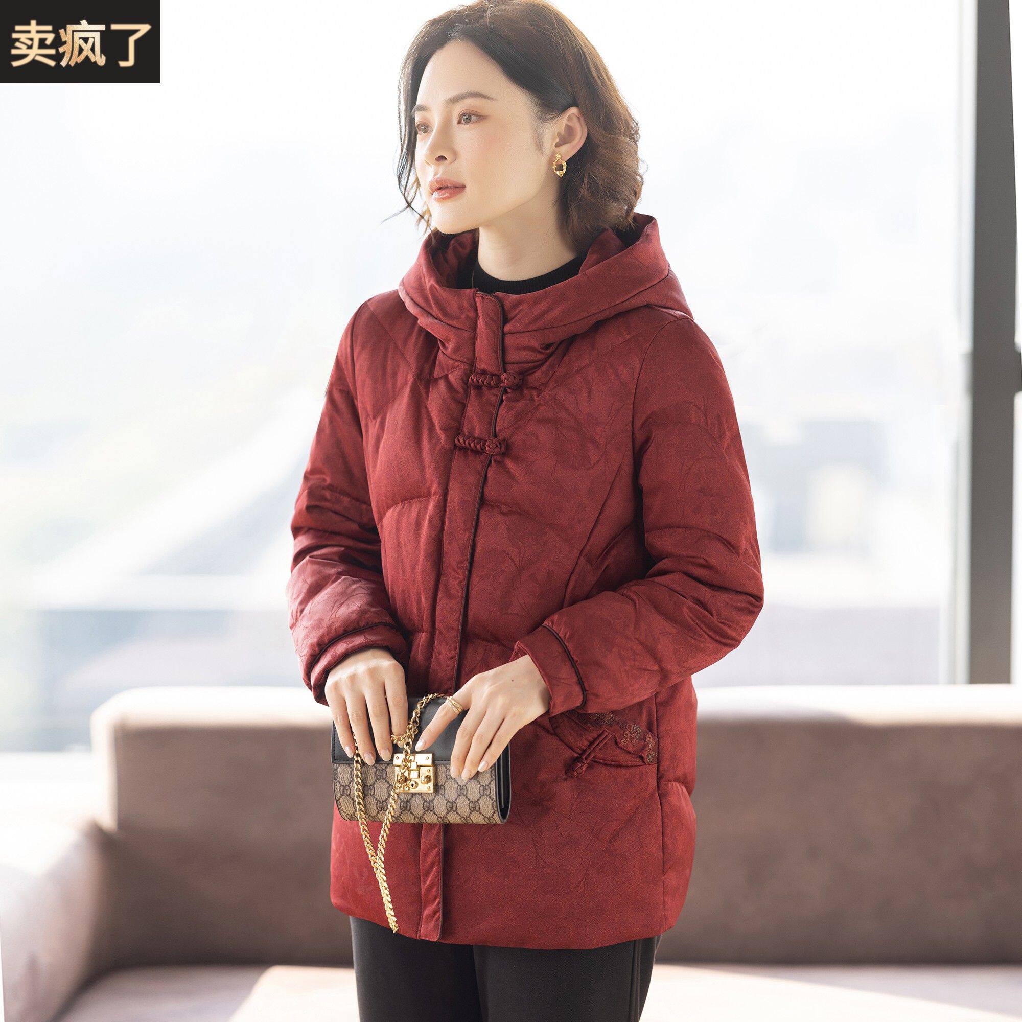 妈妈羽绒服中长款洋气加厚冬装外套2025新款中老年女士红色上衣服