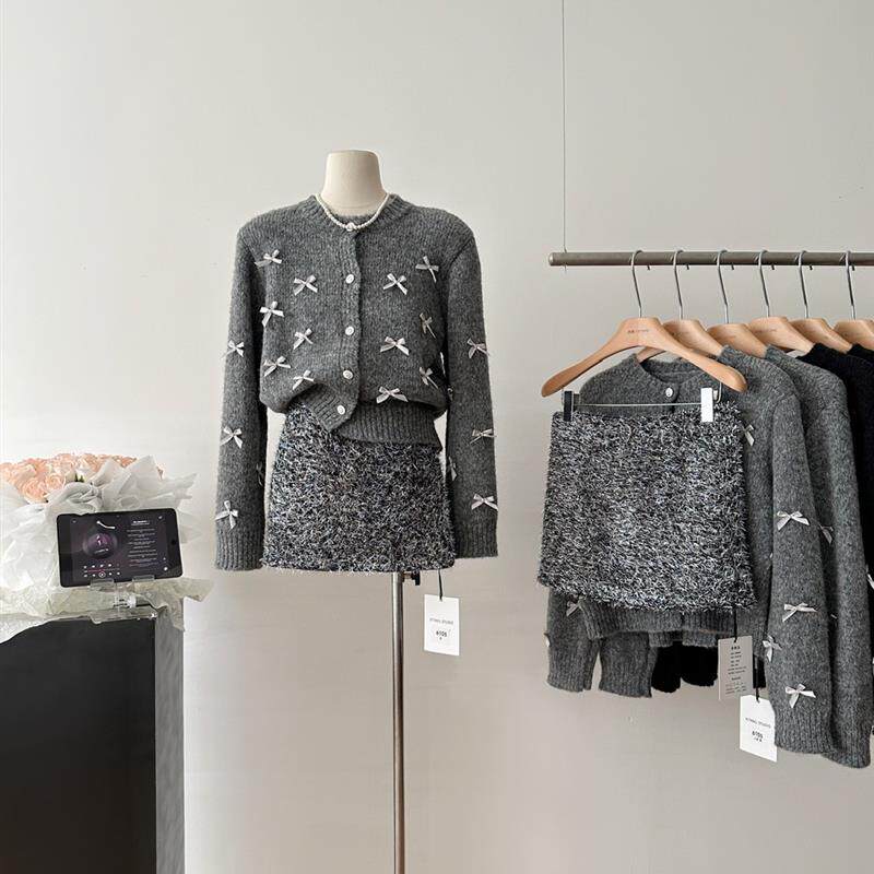 2023秋冬季小香风萝莉蝴蝶结设计感慵懒风圆领针织毛衣+亮丝短裙