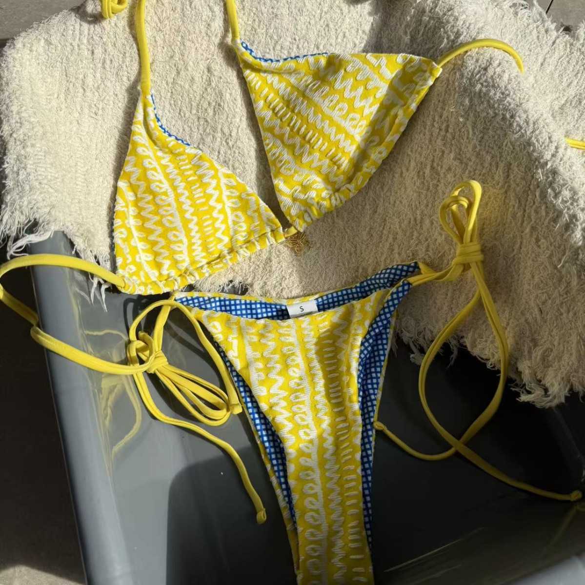 现货欧美新款夏季海滩度假两面穿小清新泳装女性感泳衣比基尼图片