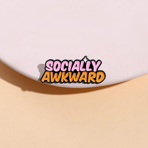 欧美英文简约双色字母金属胸针SOCIALLY AWKWARD创意徽章