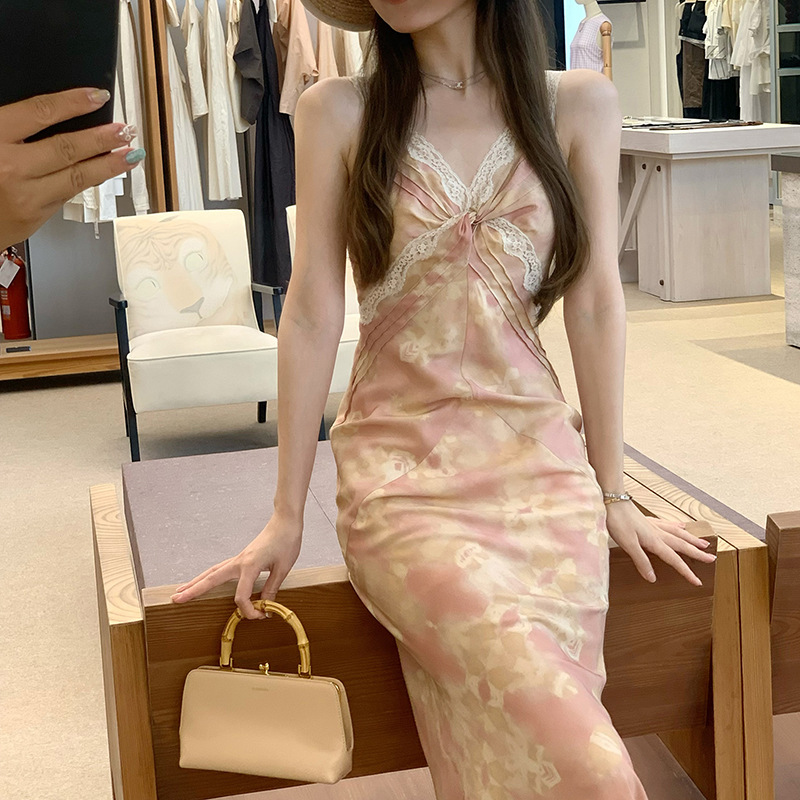 旖旎花境 迷人背影杀 曼妙曲线蕾丝碎花裙女气质显瘦热卖潮流法式