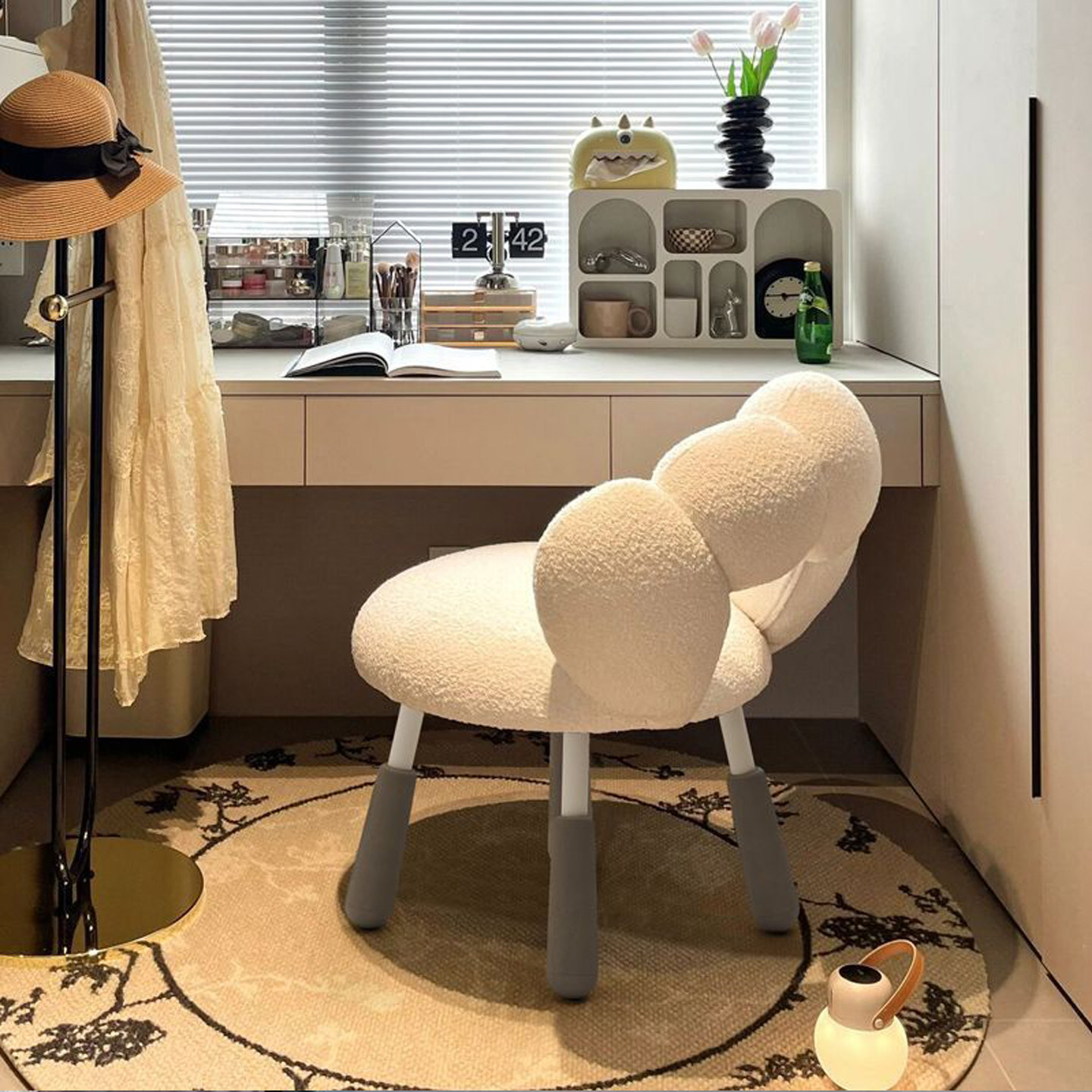 奶油风梳妆凳可旋转化妆椅子羊羔绒高级感卧室女生糖葫芦椅美甲椅