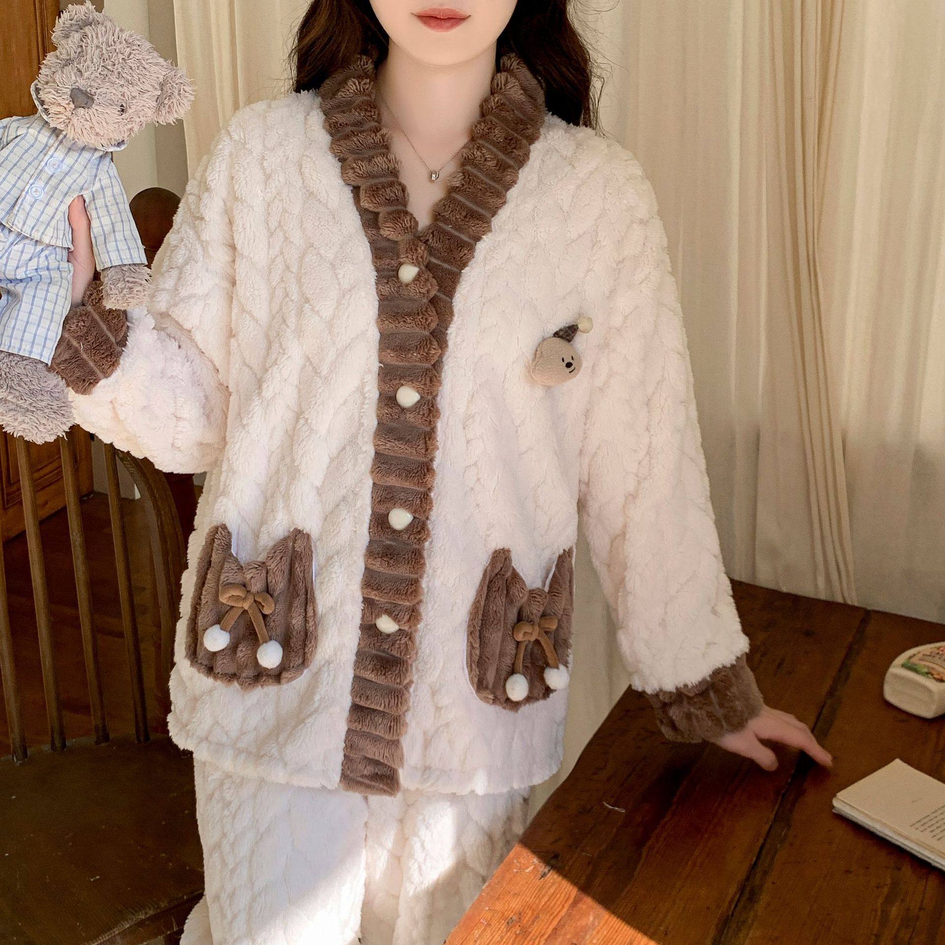 可爱小熊珊瑚绒睡衣女2025冬季新款加厚加绒保暖法兰绒家居服套装