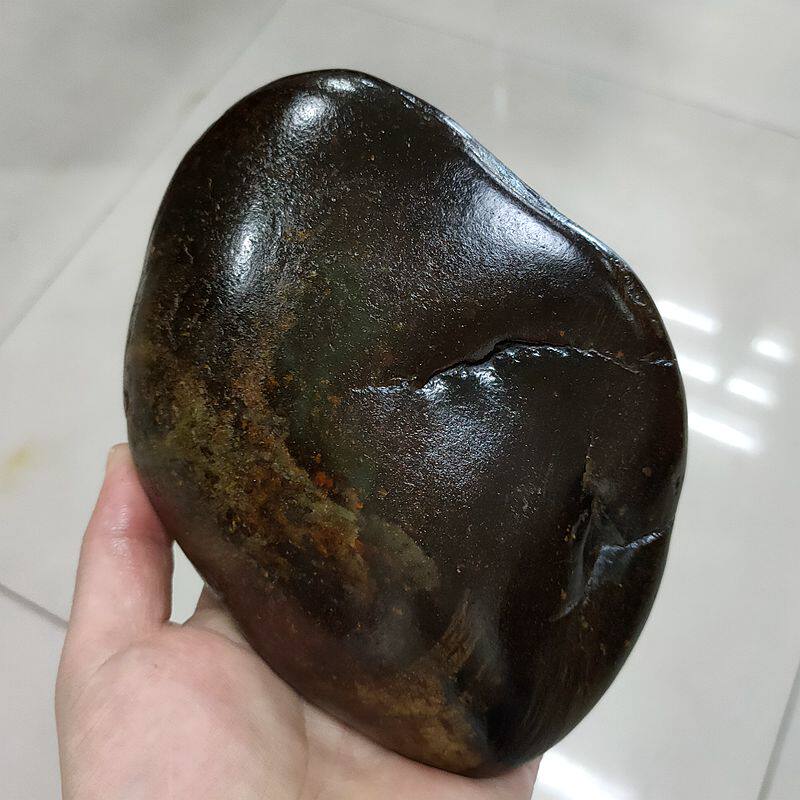 2.2斤重和田玉红沁红玉籽料原石 老熟枣红皮天然红玉小摆件雕刻料