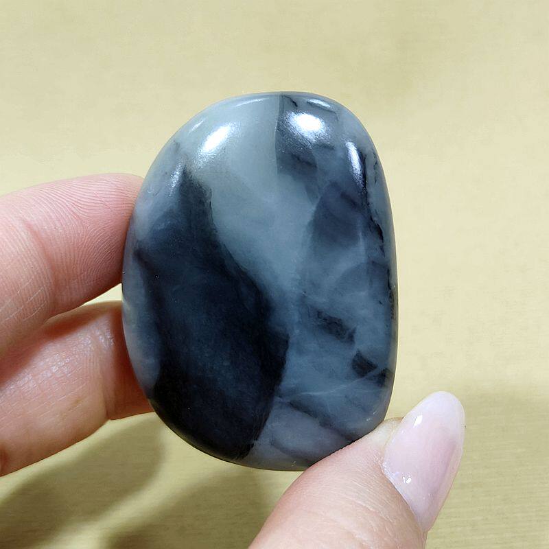 57克和田玉青花玉籽料原石 黑白籽聚墨特色圆润玉石吊坠把件玩料