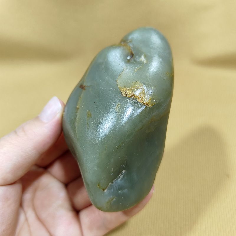 和田玉沙枣青玉籽料原石把件好肉