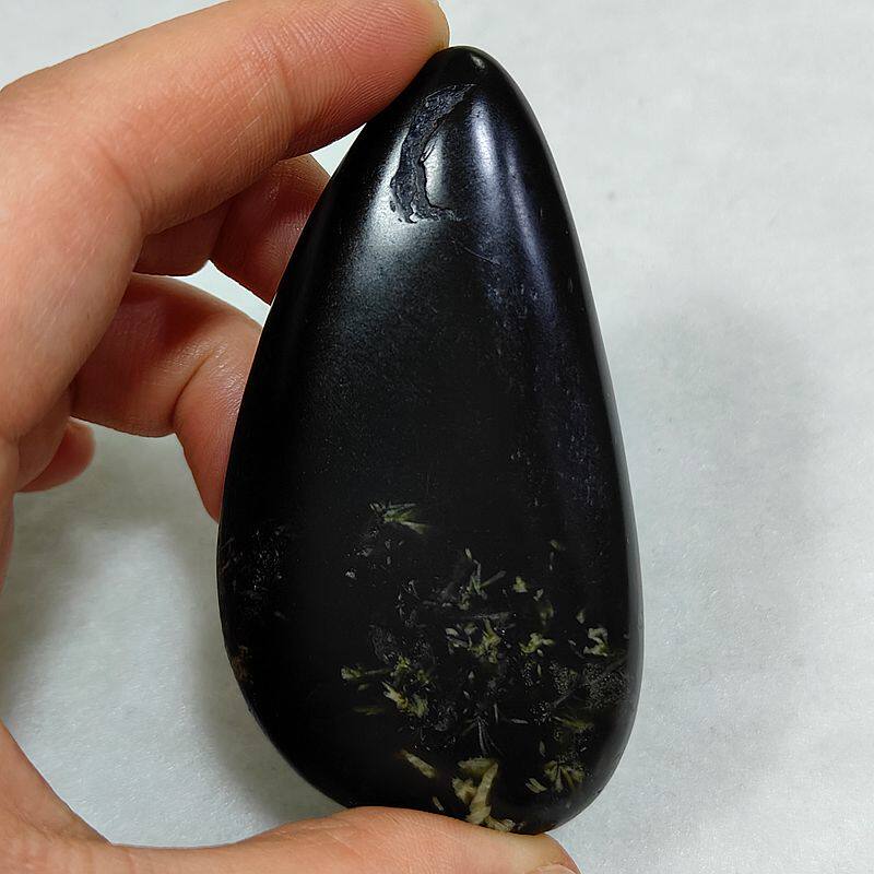 新疆黑青玉籽料水草沁特征把件料