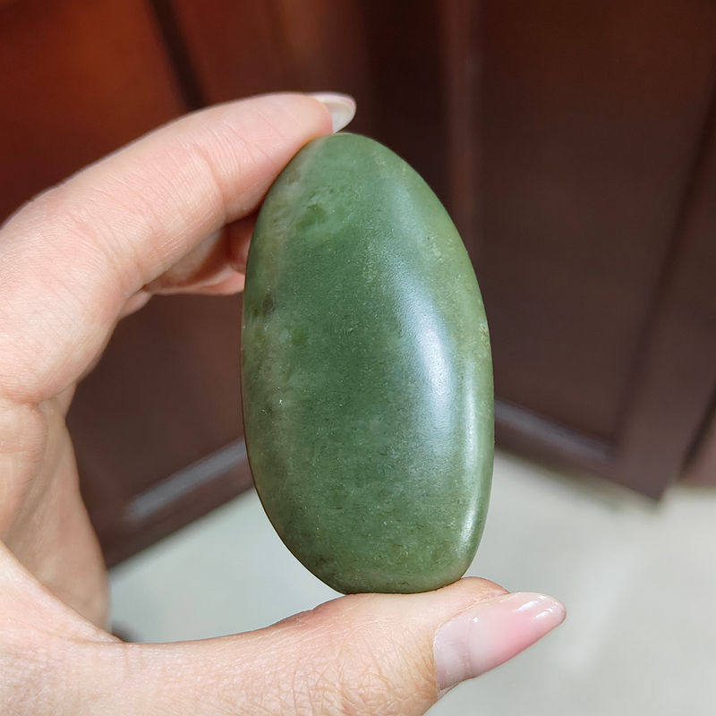 新疆湖水绿青玉手把件雕刻特色玉