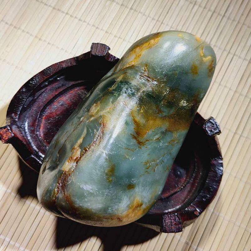 459克和田玉翡翠色青白玉籽料原石 翠青籽玉三色油润顺手把件