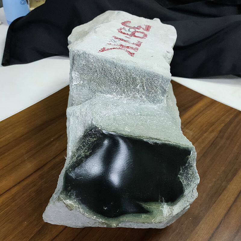 塔青山料一细黑羊脂原石