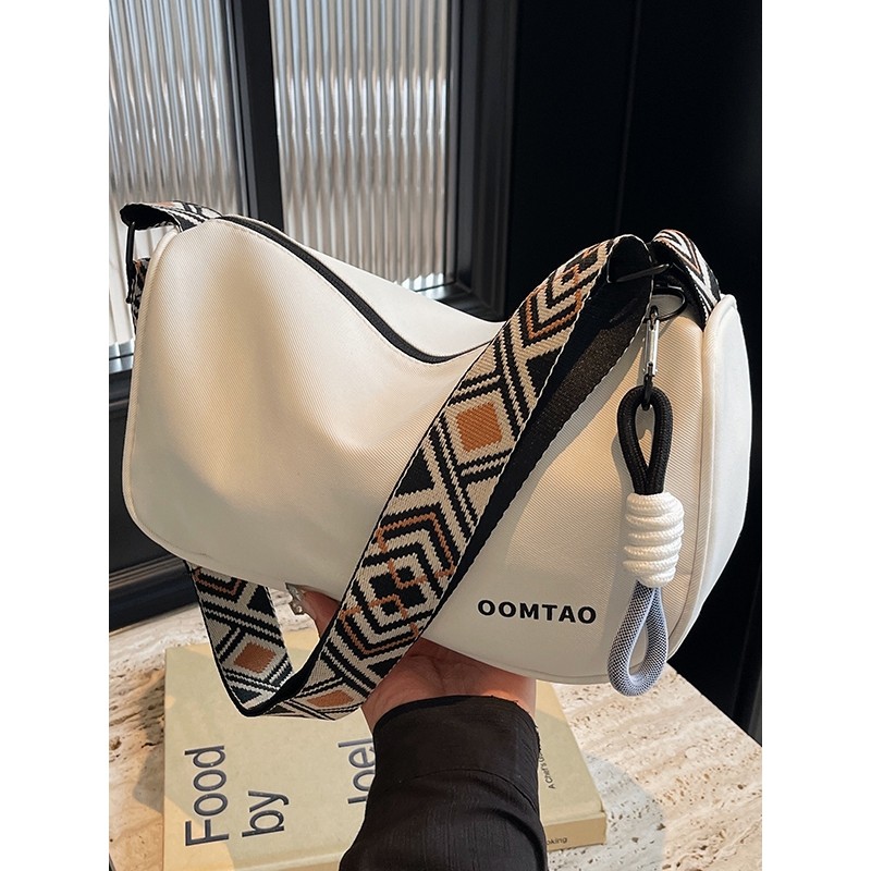 今年流行波士顿包包女大容量2025新款时尚帆布百搭宽带斜挎枕头包