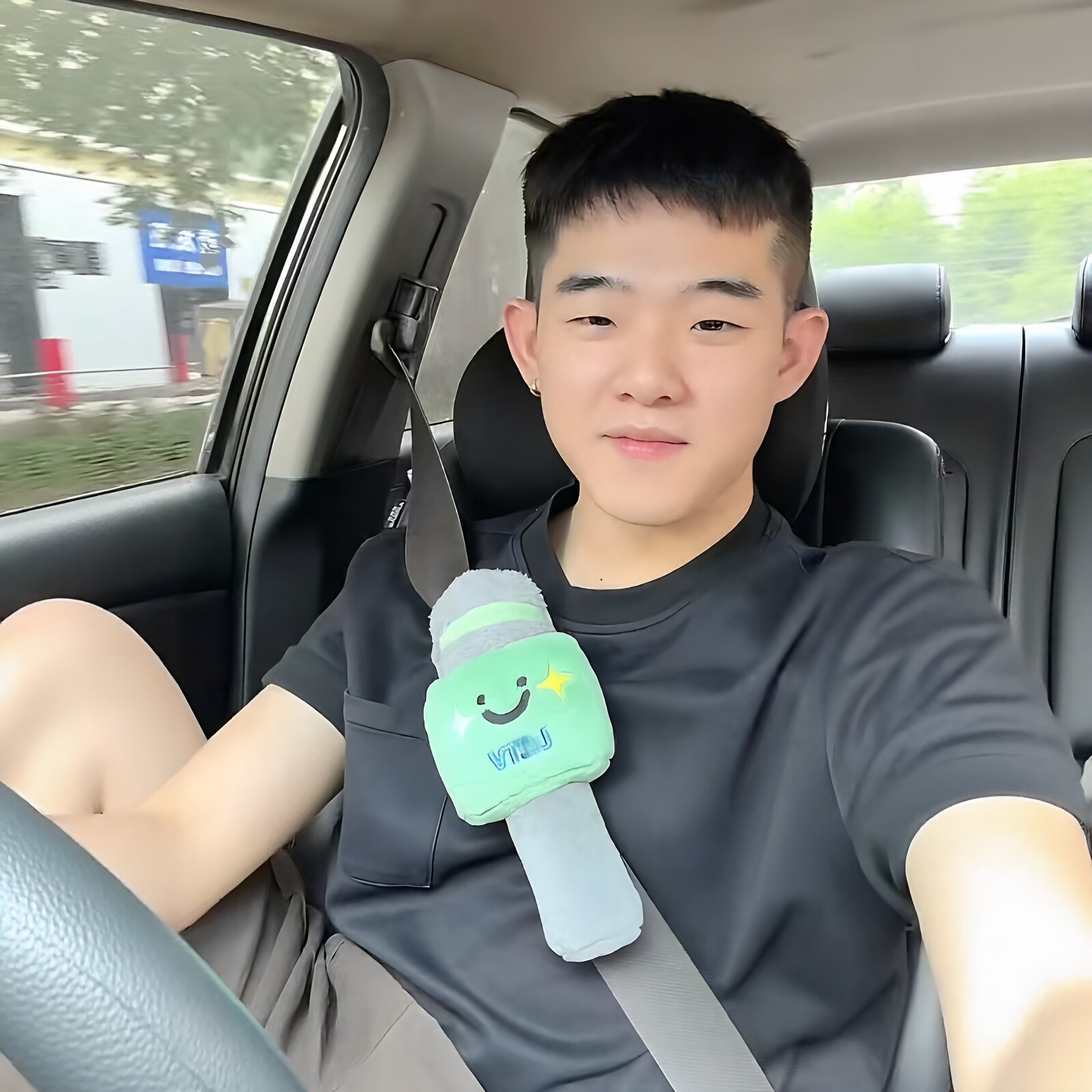 汽车安全带玩偶挂件麦克风毛绒公仔绑带装饰护肩套防磨防勒小神器