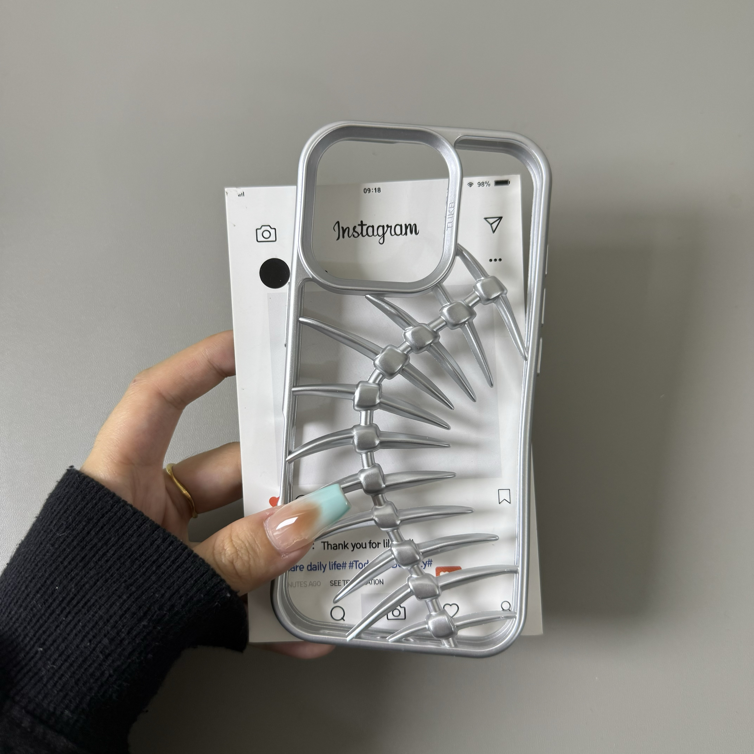 银灰色立体鱼骨镂空散热壳适用iPhone16手机壳15promax苹果14/13防摔12/11软高级