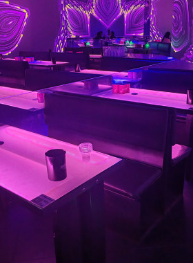 春丽和金刚小酒馆桌椅赛博朋克清吧酒吧全铁艺工业风卡座沙发定制