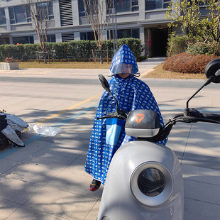 儿童雨衣带小孩坐电动车斗篷式 中小学生男童女带书包位骑行雨披