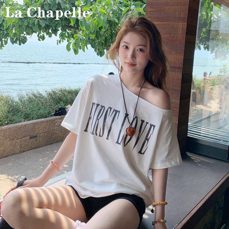 拉夏贝尔白色露肩印花短袖T恤女2025夏独特漂亮大码宽松斜肩上衣