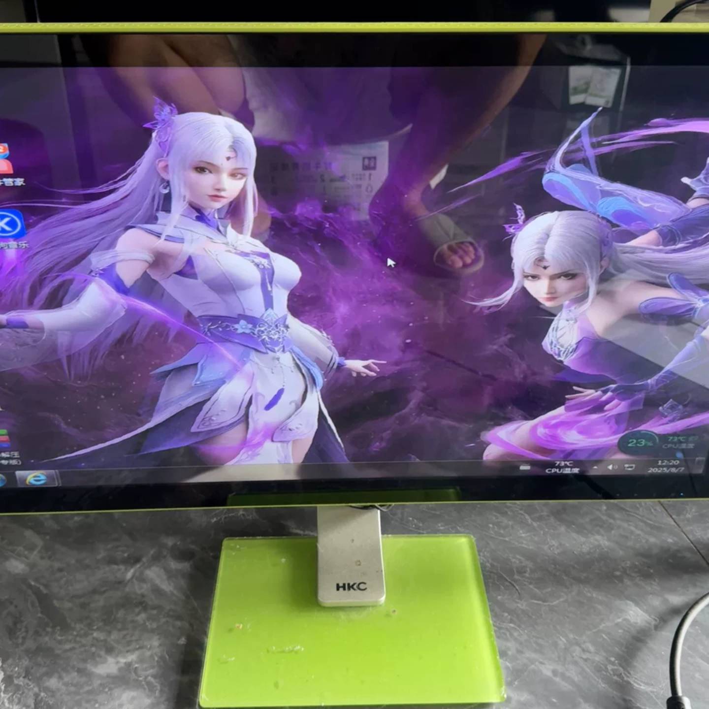 议价HKC 27寸显示器，型号2713，绿色边框，成色良好。屏幕可维图片
