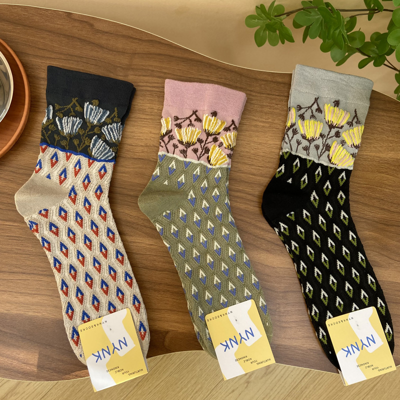 袜子女中筒棉袜秋冬浮雕花纹文艺