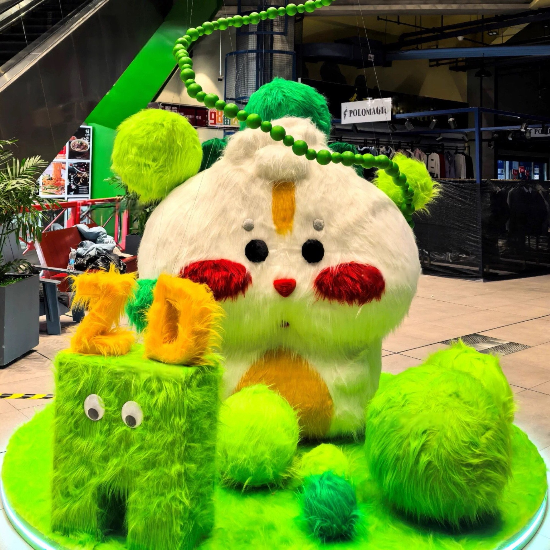 新款搞怪毛毛怪模型店铺商场装饰