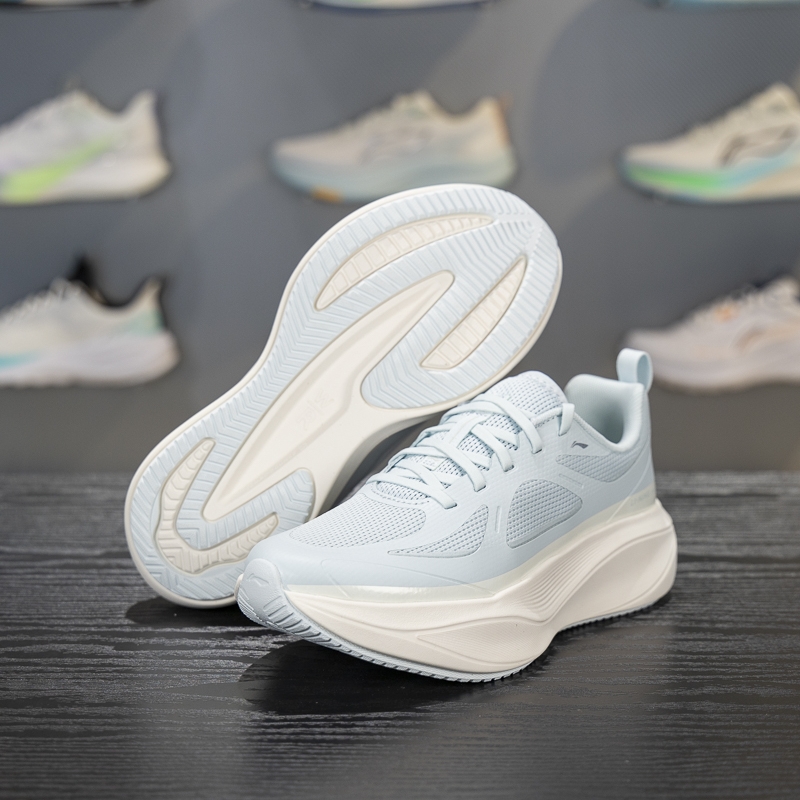 李宁女子跑鞋缓震回弹