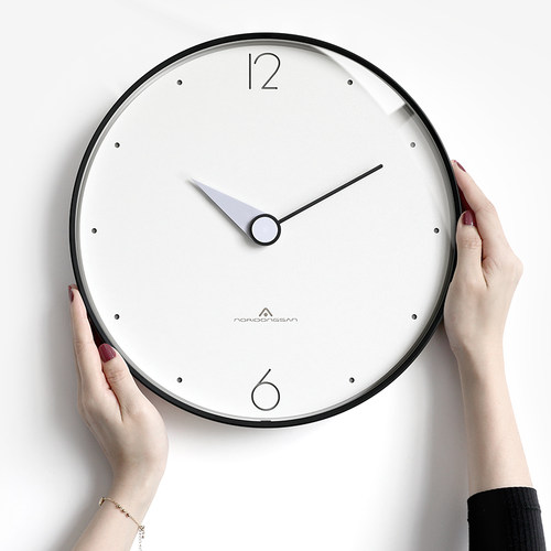 高颜值拯救白墙时尚挂钟