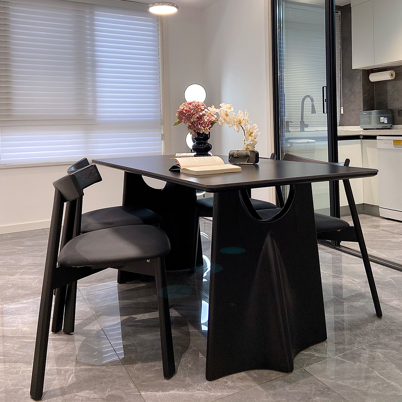 奥古斯特纯黑飞鸦岩板餐桌