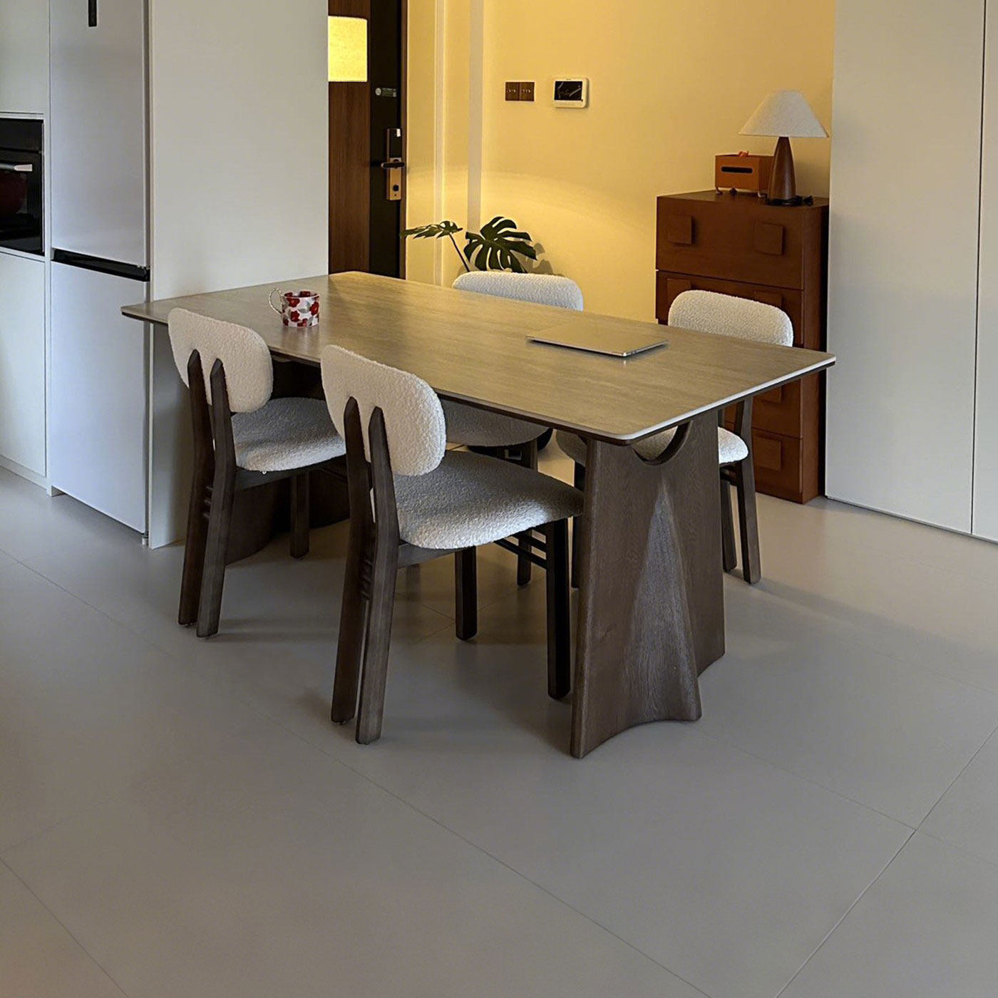 奥古斯特餐桌中古风长方形2025新款小户型飞鸦实木洞石岩板餐桌