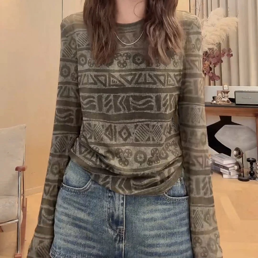 大码韩系叠穿几何印花长袖t恤女早秋新款胖mm显瘦内搭打底衫上衣