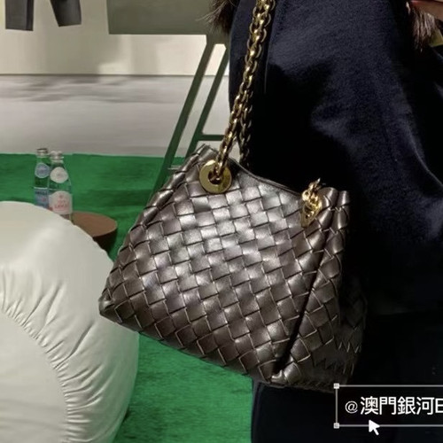 2024新款编织包真皮女包高级感头层羊皮女包单肩斜挎菜篮子水桶包